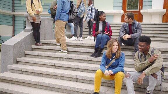 学生们在大学的台阶上聊天