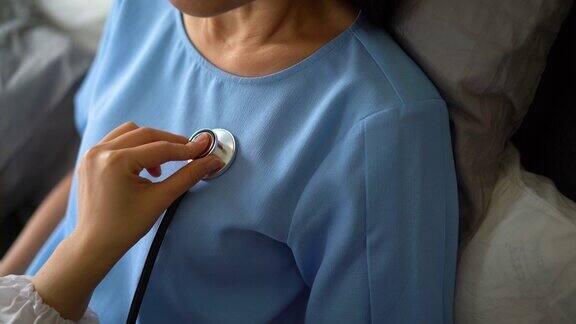 女医生在病人身上使用听诊器