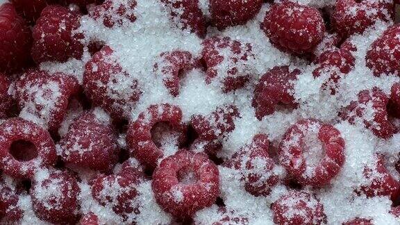 新鲜的树莓果加糖