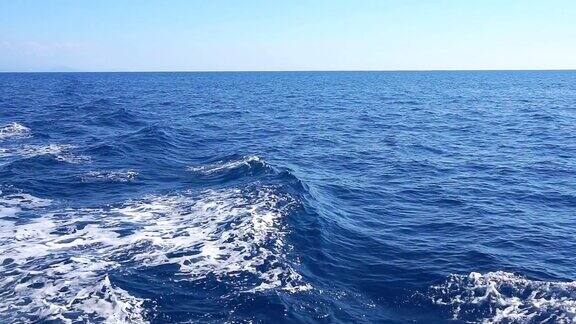 海上有船的尾流这艘大船后面的水沫一直延伸到地平线慢动作