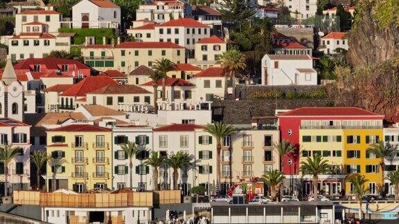 舒适的度假村庄与色彩斑斓的房子和山周围-蓬塔多索尔马德拉葡萄牙