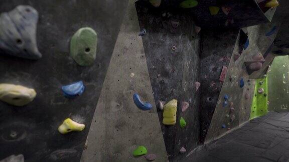 空抱石攀岩室内健身房与灰色墙