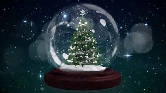 在黑色背景上闪烁的星星映衬下雪花球环绕着圣诞树
