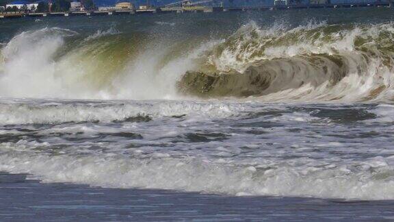 波兰格但斯克波罗的海的巨浪形成滩头滩桶
