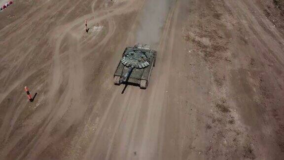 鸟瞰图-重型坦克驾驶越野