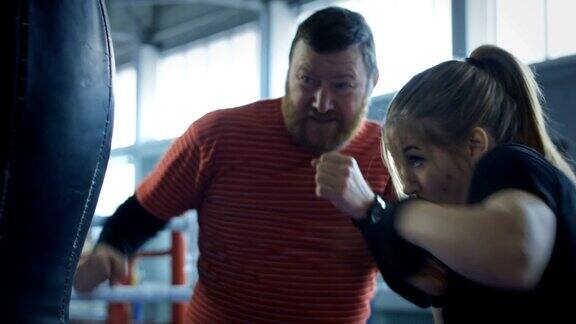教练训练女孩打拳击