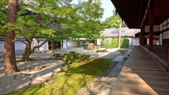 带有花园的传统日本住宅