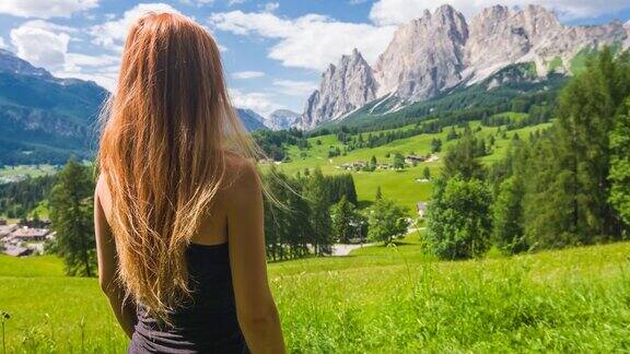 女人与自然联系并在山腰享受惊人的景色