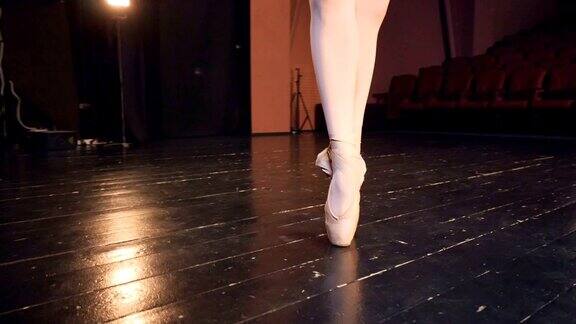 一个芭蕾舞演员踩在她的鞋尖上