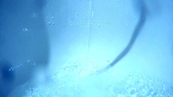 蓝色的水流涌进HD型浴缸