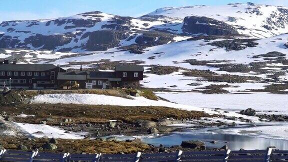 挪威北部北极圈内的建筑雪在山上挪威探险旅游