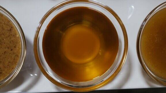玻璃碗与纯正的摩洛哥坚果油摩洛哥坚果蜂蜜和传统的阿姆卢从摩洛哥坚果油