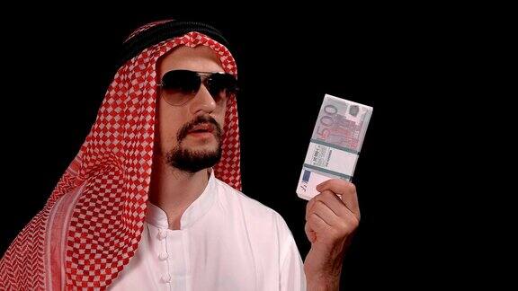 穿着民族服装的阿拉伯人赚了一大笔欧元钱