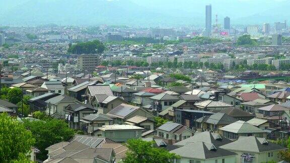 从山顶俯瞰住宅区高压输电塔