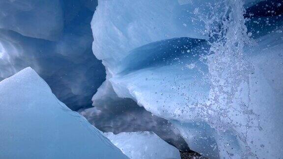 冰川融化内部水从上面飞溅而下