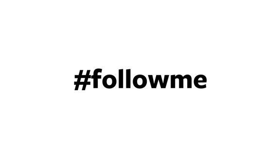 一个人在电脑屏幕上输入“#followme”