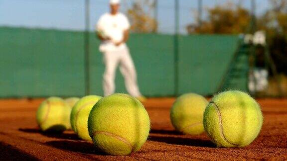 打网球