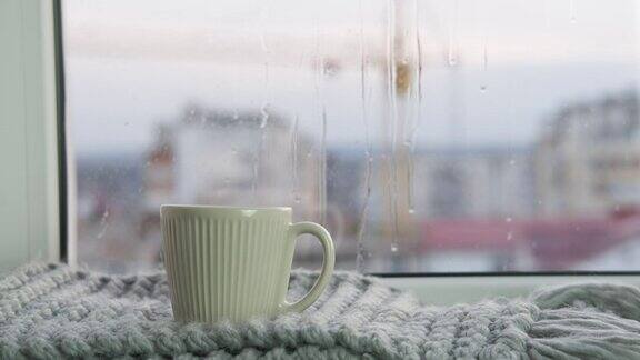 秋天的窗户上一杯茶