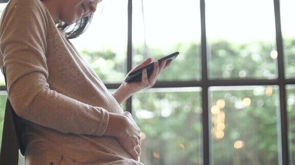 孕妇使用手机特写