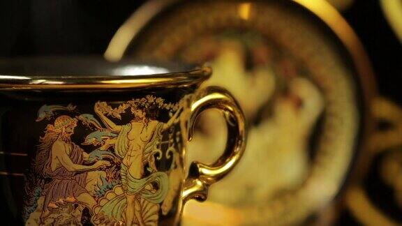 用漂亮的金杯盛着热咖啡芳香四溢