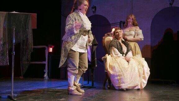 三位女演员在剧院舞台上穿着古装