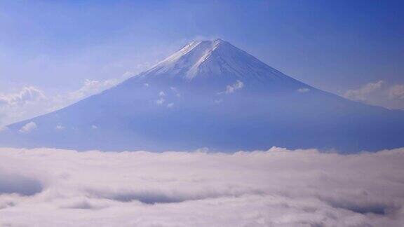 富士山覆盖着一层新雪