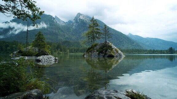 前景有一些树叶的腹地湖贝希特斯加登巴伐利亚德国欧洲