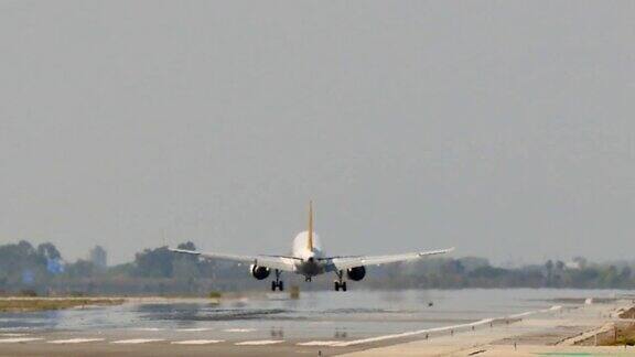 一架商业客机在巴塞罗那国际机场降落