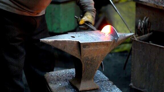 热铁在铁砧上锻造手工制作的铁匠