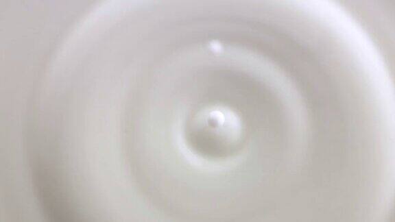 牛奶滴入白色奶油状液体
