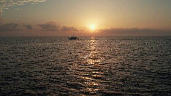 日出时的渔船和船只早上钓鱼相机横向移动跟踪拍摄就在水面上版本11