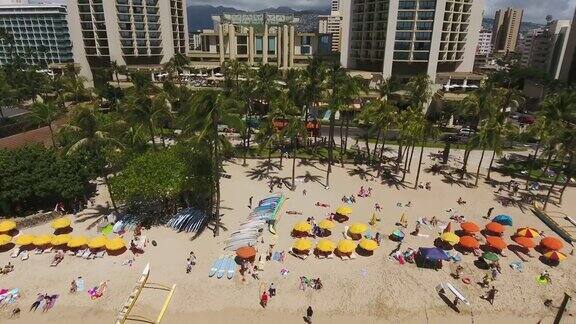 冲浪者和酒店怀基基海滩檀香山瓦胡岛夏威夷无人机视频