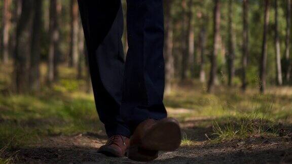 优雅的鞋子走在森林的路上