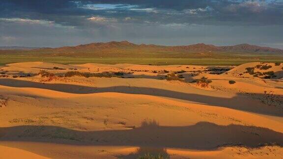 蒙古日出时沙丘的鸟瞰图