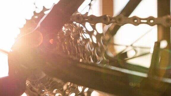 自行车的轮子、齿轮和链条在阳光的照射下运动