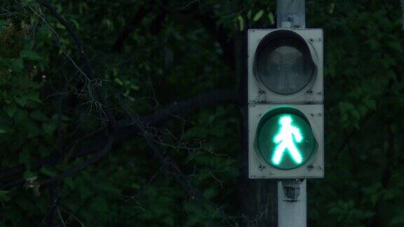 24、红绿灯用绿灯安全行驶城市里的交通灯交通灯变色