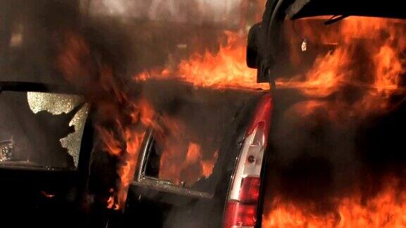 汽车着火了燃烧的汽车汽车爆炸的背景