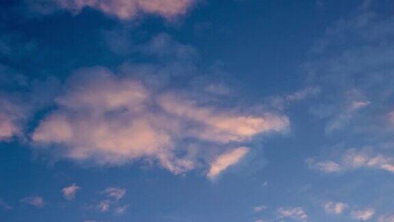 美丽的蓝天和飘动的云朵
