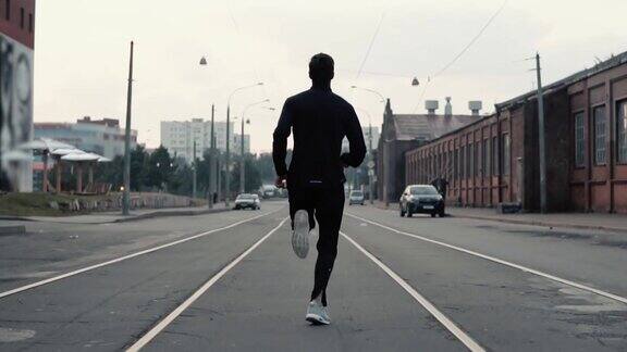 一个男人跑到街中间背景拍摄缓慢的运动个人成功和名声的抽象概念