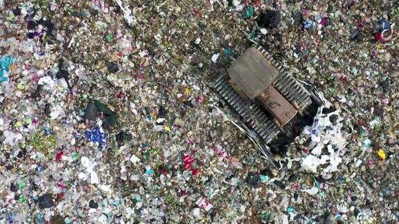 垃圾填埋场用垃圾车处理垃圾鸟瞰图