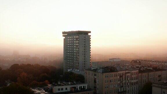 Mlotek公寓高层建筑的滑动和平移镜头高高的预制件以抵挡太阳在雾后升起波兰华沙