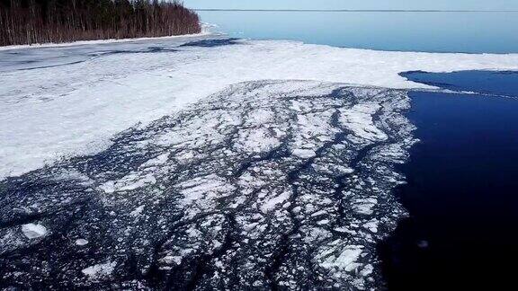 鸟瞰图的边界破碎成不同形状和纹理的冰和水