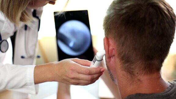 耳鼻喉科医生用数字耳镜检查病人的耳朵