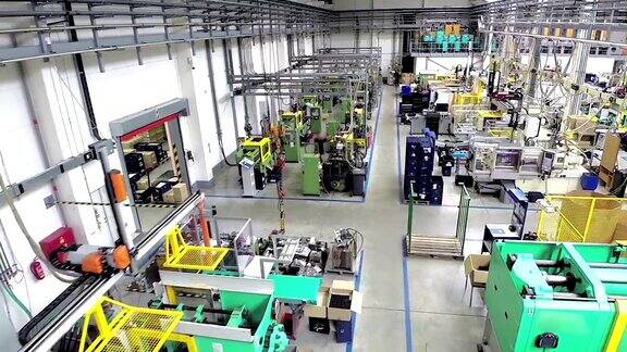 工厂里的工业机器人鸟瞰图