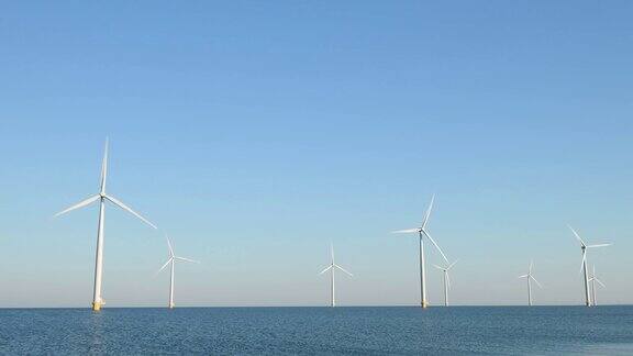 风力涡轮机与转动叶片在风在一个离岸风公园