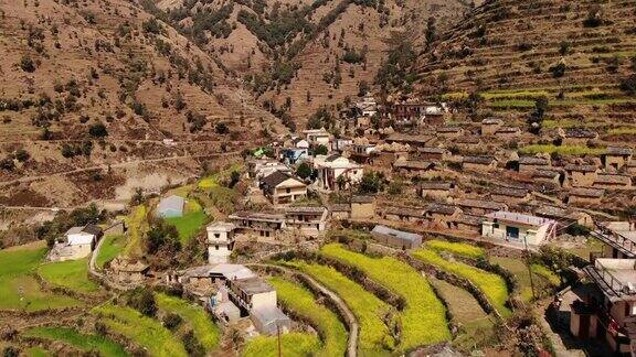 航拍无人机拍摄的农村梯田耕作和一个喜马拉雅村庄