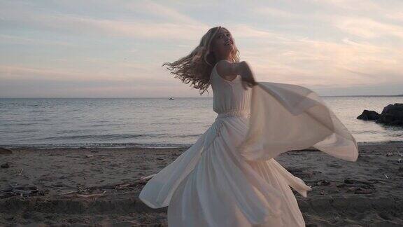 穿着裙子在海滩跳舞的女孩