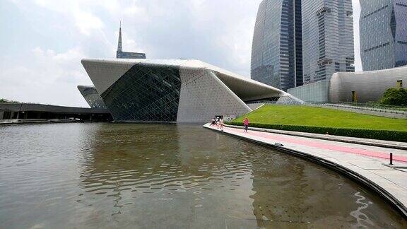 和广州的现代建筑与池塘实时