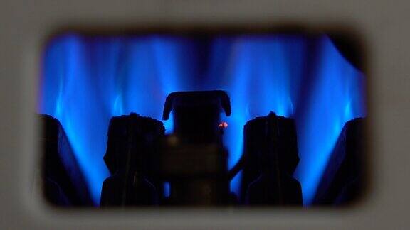 用灯芯点燃的煤气热水器蓝色火焰靠近