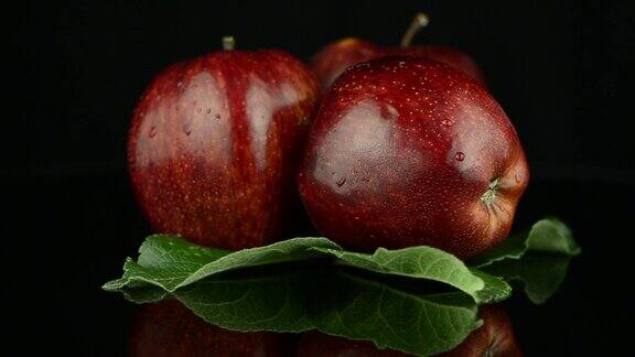 红苹果和水滴